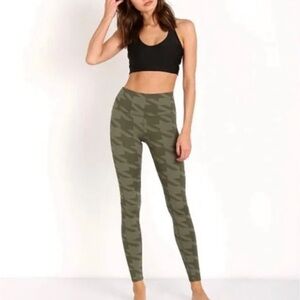Small Alo leggings olive green pattern